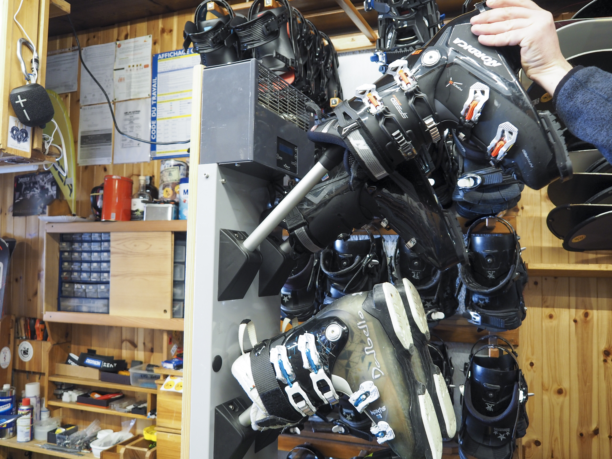 Posizionamento di scarpone Nordica su rack di asciugatura