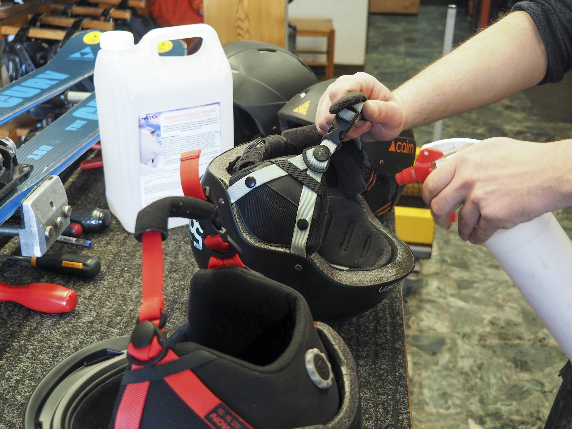 Disinfezione casco con spray