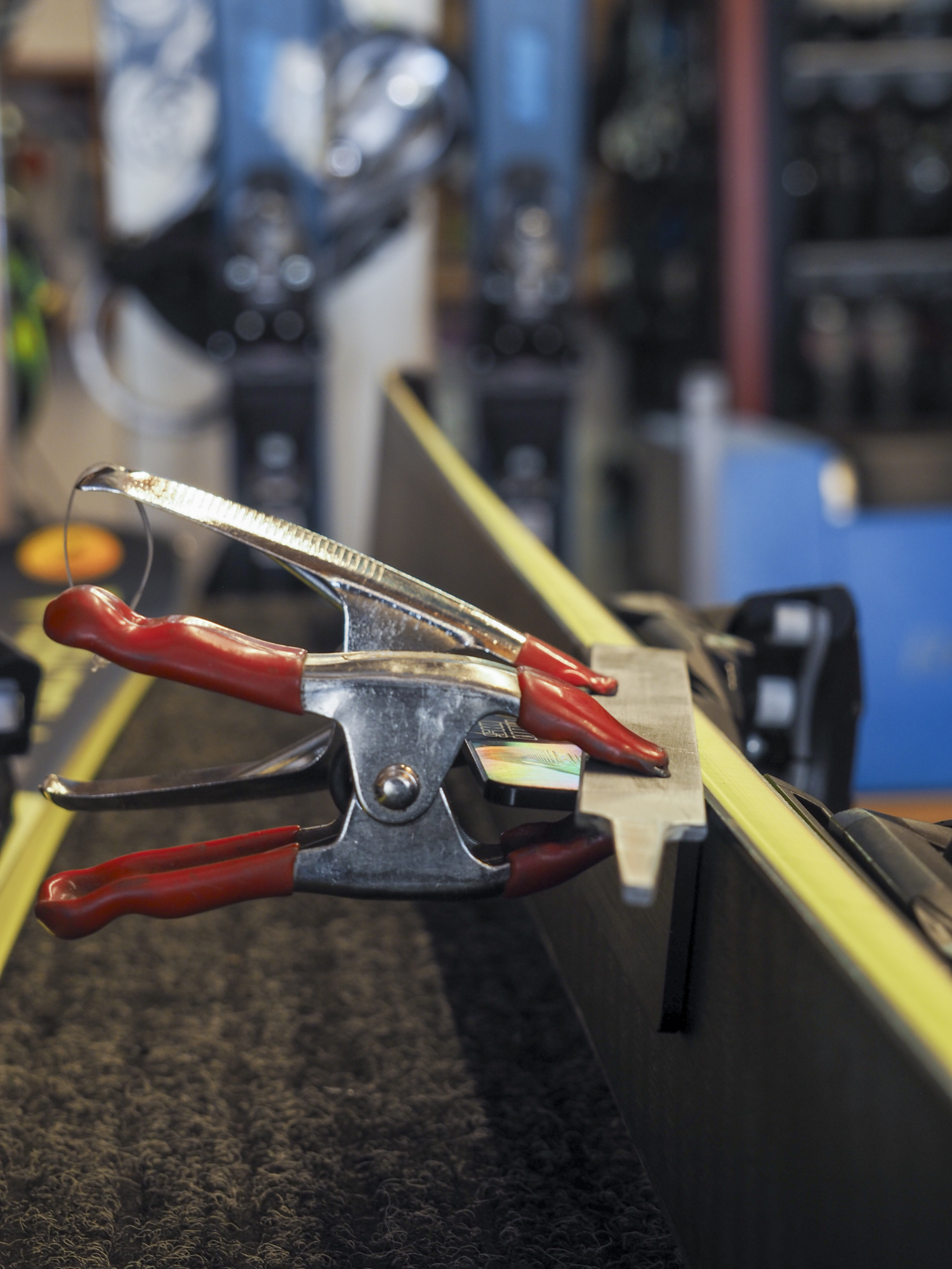 Affilatura delle lamine di uno sci