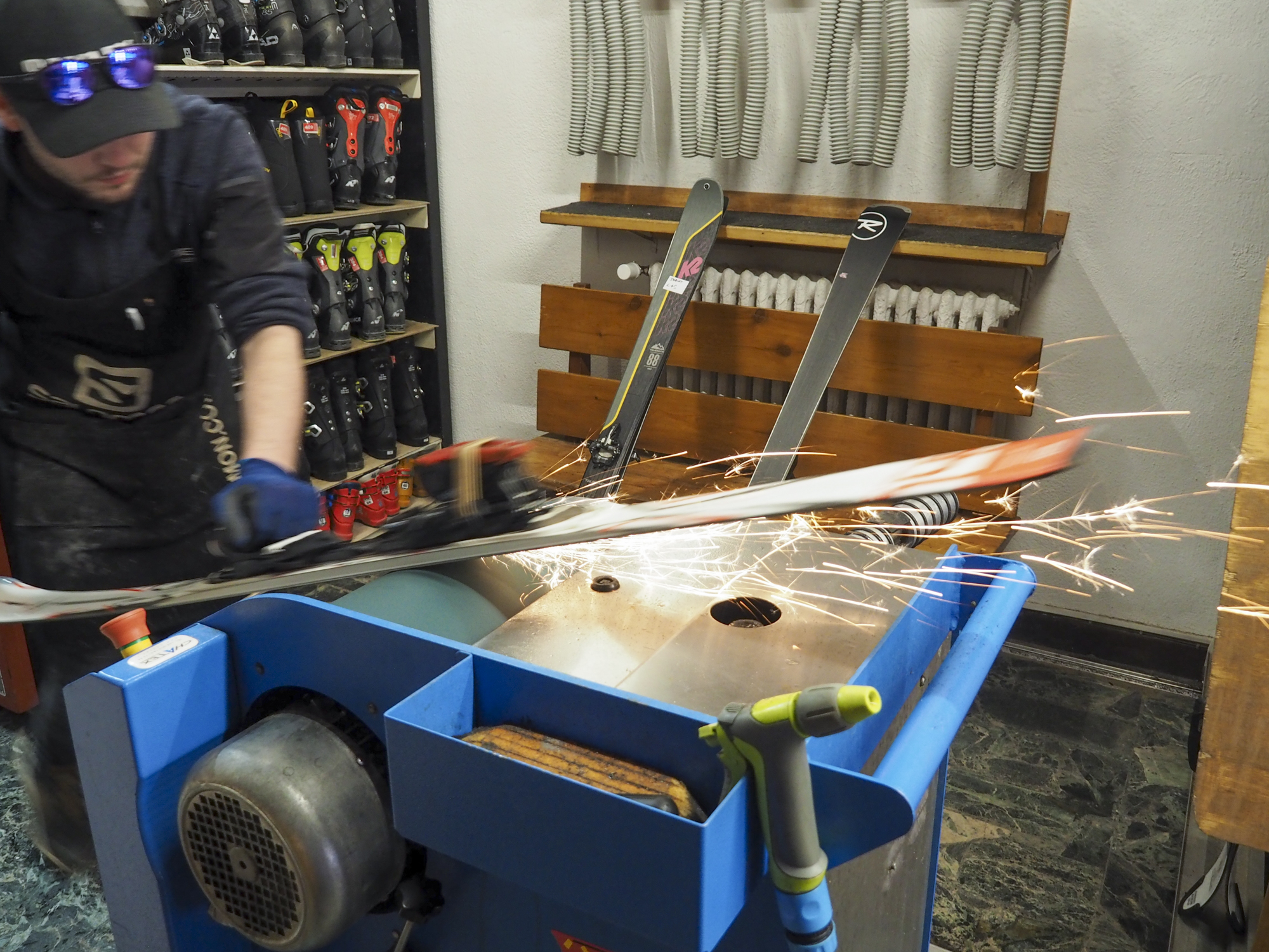 Affilatura delle lamine su mola